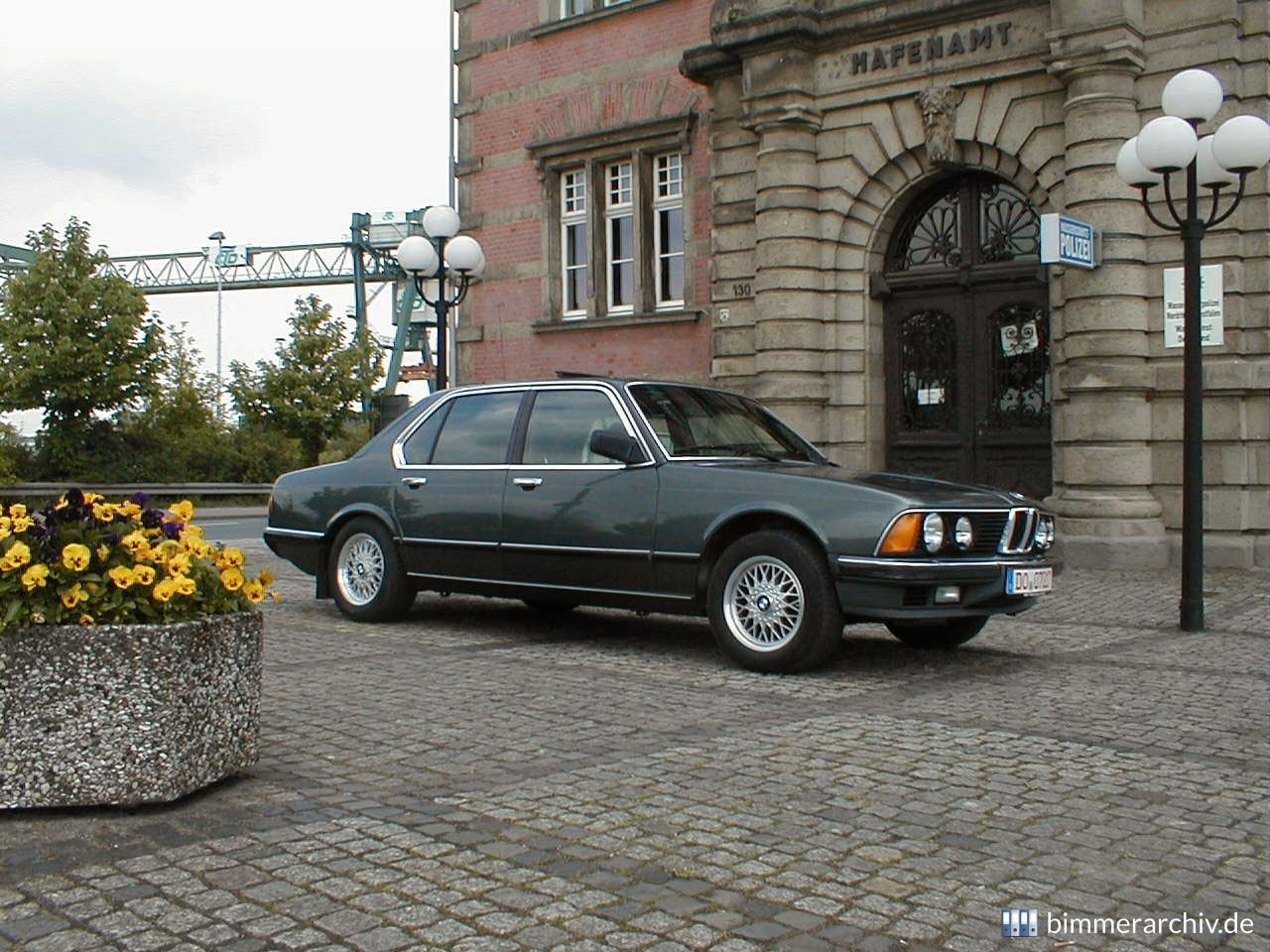 BMW 745iA vor dem Dortmunder Hafenamt - BMW E23/2