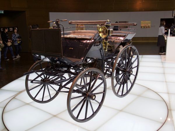 Daimler motorized carriage (1886)