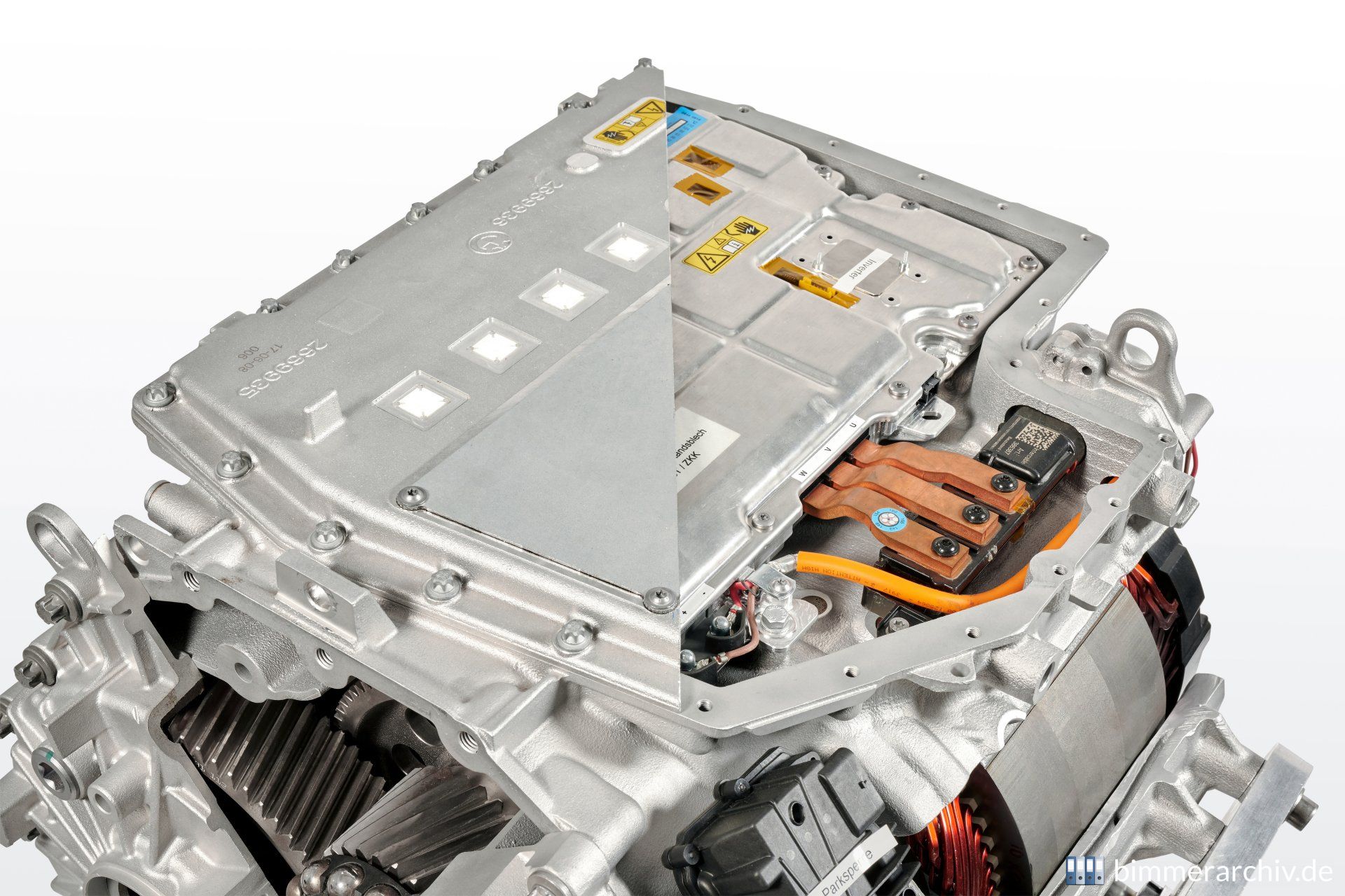 BMW iX3 Highly integrated BMW e-drive-unit cut model