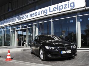 BMW 335i Coupé vor der BMW Niederlassung Leipzig
