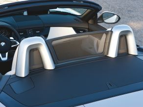 Der neue BMW Z4 sDrive35i - Windschott zwischen den Überrollbügeln