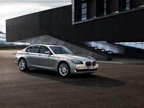 BMW 7er Individual - Mondstein metallic und Leichtmetallräder V-Speiche 301l, 20"