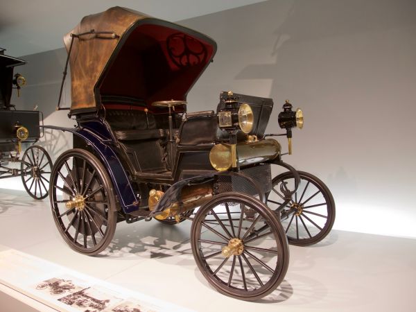 Daimler Vis-à-Vis belt-driven-car (1896)
